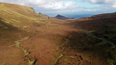 Staffin Uig - Isle of Skye, İskoçya için dağ pass yolun üst kısmında Quiraing üzerinde uçan