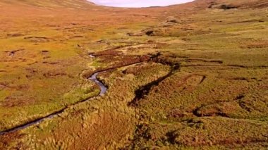 Staffin arasında nehir zırhı delebilir üzerinde uçan ve Uig Isle of Skye, İskoçya üzerinde