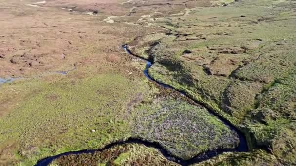 Volando sobre el río Rha entre Staffin y Uig en la isla de Skye, Escocia — Vídeos de Stock