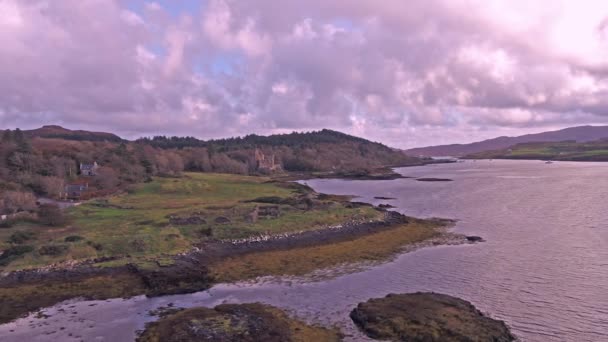 Закат осенью в замке Данвеган на острове Скай — стоковое видео