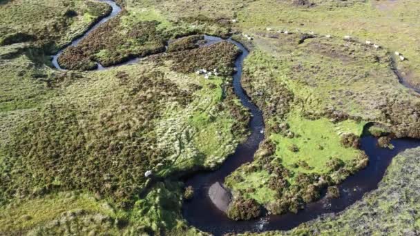 Vliegen over de rivier Rha tussen Staffin en Uig op het eiland Skye, Schotland — Stockvideo