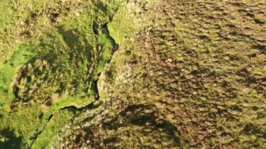 Staffin arasında nehir zırhı delebilir üzerinde uçan ve Uig Isle of Skye, İskoçya üzerinde
