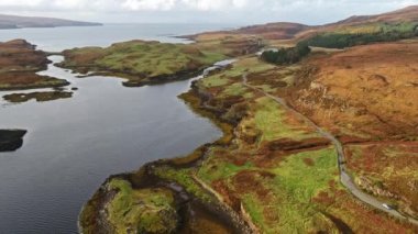 Güzel batı kıyısında yakın Dunvegan Castle - İskoçya üzerinde uçan