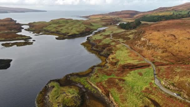 Пролетая над прекрасным западным побережьем недалеко от замка Данвеган - Шотландия — стоковое видео