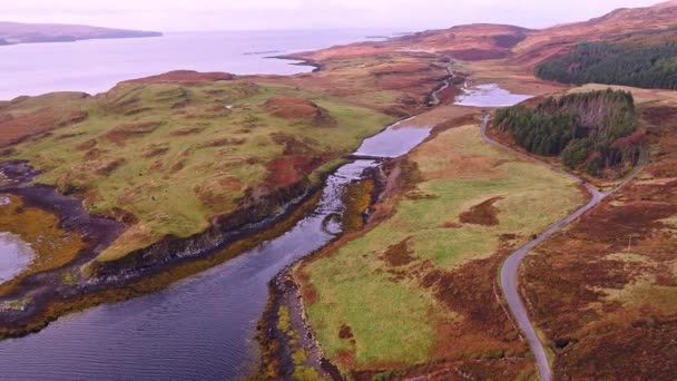 Volando sobre la hermosa costa oeste cerca del castillo de Dunvegan - Escocia — Vídeo de stock
