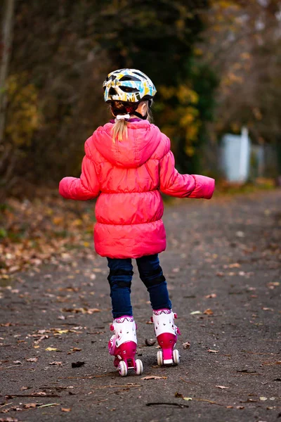 Niña divirtiéndose con patines en un parque — Foto de Stock