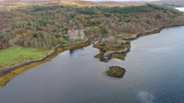 Güzel batı kıyısında yakın Dunvegan Castle - İskoçya üzerinde uçan
