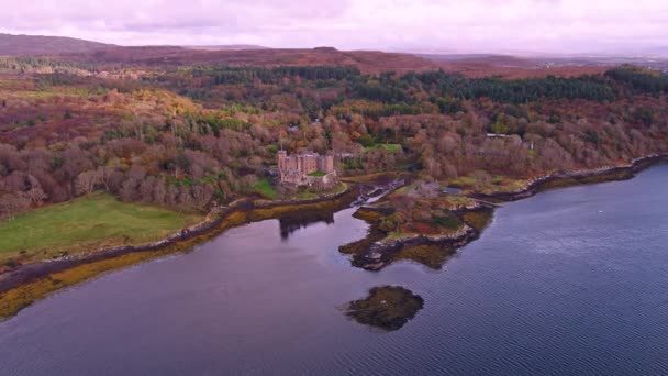 Volando sobre la hermosa costa oeste cerca del castillo de Dunvegan - Escocia — Vídeo de stock