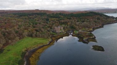 Güzel batı kıyısında yakın Dunvegan Castle - İskoçya üzerinde uçan