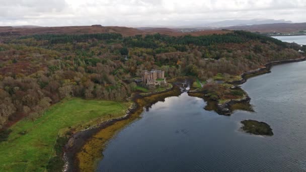 Voando sobre a bela costa oeste perto do Castelo Dunvegan - Escócia — Vídeo de Stock