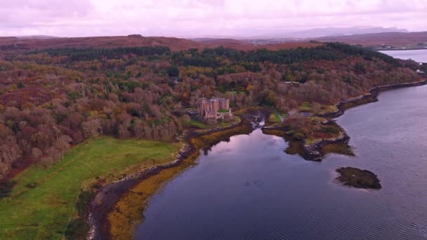 Volando sobre la hermosa costa oeste cerca del castillo de Dunvegan - Escocia — Vídeo de stock