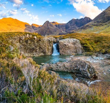 Sonbahar, Glen Brittle, Skye, İskoçya peri havuzlarında