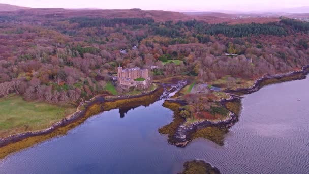 Pôr do sol no outono no Castelo Dunvegan, Ilha de Skye — Vídeo de Stock