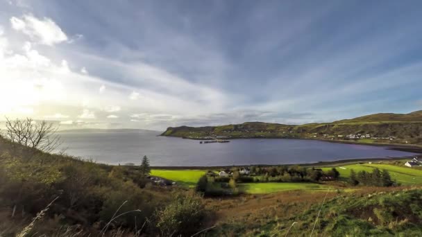 Desfasamento temporal da aldeia portuária de Uig com as hebridas exteriores ao fundo - Ilha de Skye, Escócia — Vídeo de Stock