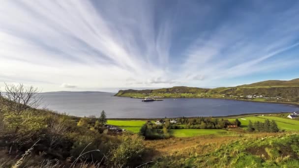 Zeitraffer des Hafendorfes uig mit den äußeren Hebriden im Hintergrund - Insel Skye, Schottland — Stockvideo