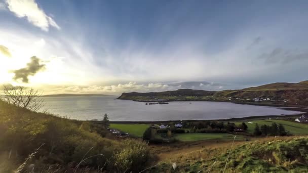 Time-lapse van de haven dorp Uig met de Buiten-Hebriden in de achtergrond - Isle of Skye, Schotland — Stockvideo