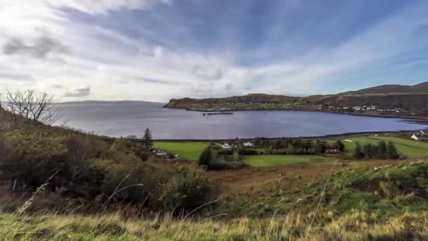 Time lapse del villaggio di Harbor Uig con le Ebridi esterne sullo sfondo - Isola di Skye, Scozia — Video Stock