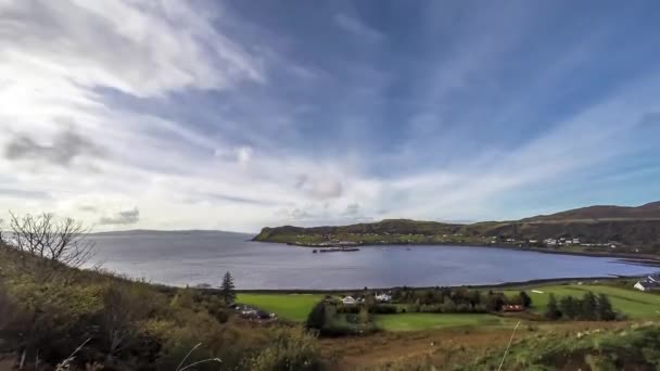 Desfasamento temporal da aldeia portuária de Uig com as hebridas exteriores ao fundo - Ilha de Skye, Escócia — Vídeo de Stock