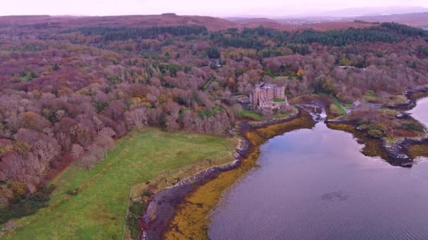 Dunvegan Kalesi'nde, Isle of Skye sonbahar günbatımı — Stok video