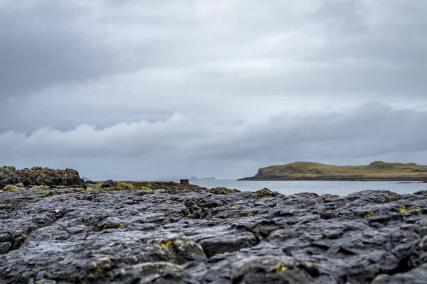 Pantai di barat laut Skye oleh Kilmuir Skotlandia, Britania Raya — Stok Foto