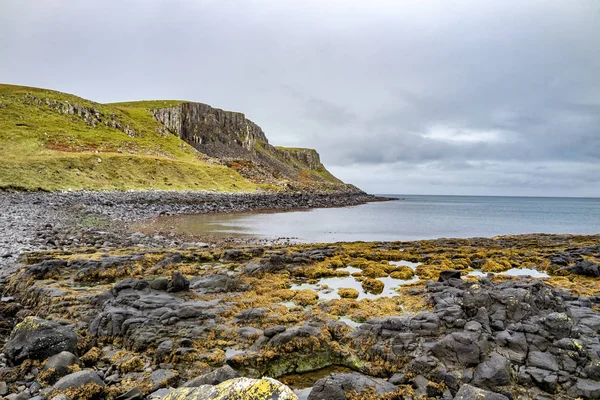 La costa del noroeste de Skye por Kilmuir - Escocia, Reino Unido — Foto de Stock