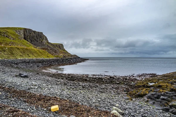 Kuzey Batı Skye Kilmuir - İskoçya, İngiltere tarafından kıyı şeridi sarı canister — Stok fotoğraf