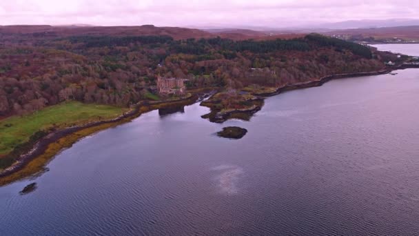 Západ slunce na podzim v Dunvegan Castle, Isle of Skye — Stock video