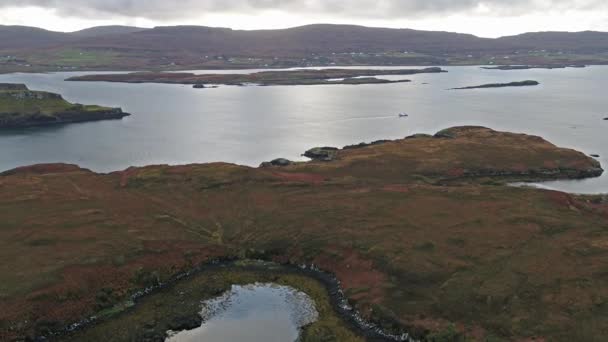 Volando sobre la hermosa costa oeste cerca del castillo de Dunvegan - Escocia — Vídeos de Stock