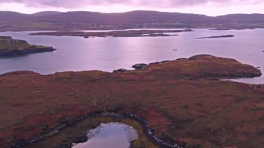 Güzel batı kıyısında yakın Dunvegan Castle - İskoçya üzerinde uçan