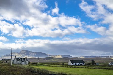 Staffin çevrenin Quiraing arka planda - Isle of Skye, İskoçya ile sonbahar kırsal manzara