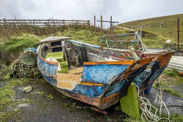 Rotten old boat wreck in scottish harbour — Stock Photo, Image