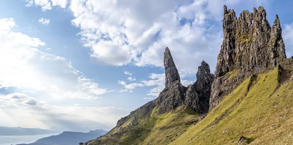 Yaşlı adam Storr Isle of Skye gündoğumu sırasında üzerinde — Stok fotoğraf