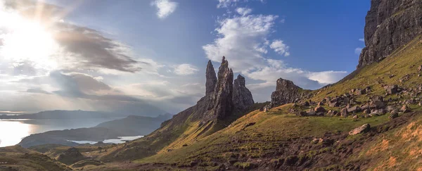 Yaşlı adam Storr Isle of Skye gündoğumu sırasında üzerinde — Stok fotoğraf