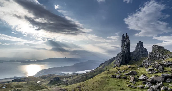 El Viejo de Storr en la Isla de Skye durante el amanecer — Foto de Stock