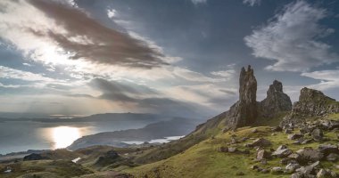 Yaşlı adam Storr Isle of Skye gündoğumu sırasında üzerinde