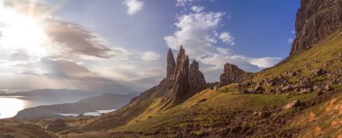 Yaşlı adam Storr Isle of Skye gündoğumu sırasında üzerinde