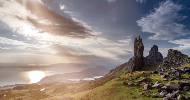 Yaşlı adam Storr Isle of Skye gündoğumu sırasında üzerinde