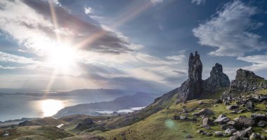 Yaşlı adam Storr Isle of Skye gündoğumu sırasında üzerinde
