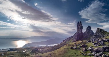 Yaşlı adam Storr Isle of Skye gündoğumu sırasında üzerinde