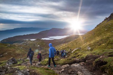 Yaşlı adam Storr Isle of Skye gündoğumu sırasında üzerinde