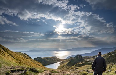 Yaşlı adam Storr Isle of Skye gündoğumu sırasında üzerinde