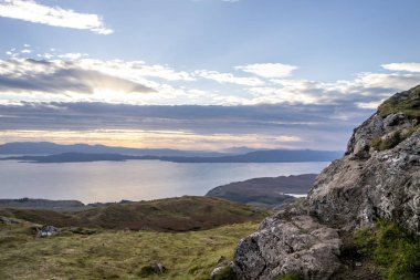 Yaşlı adam Storr Isle of Skye gündoğumu sırasında üzerinde