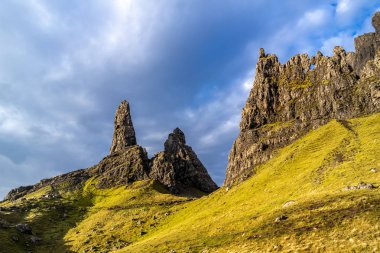 Yaşlı adam Storr Isle of Skye gündoğumu sırasında üzerinde