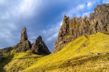 Yaşlı adam Storr Isle of Skye gündoğumu sırasında üzerinde