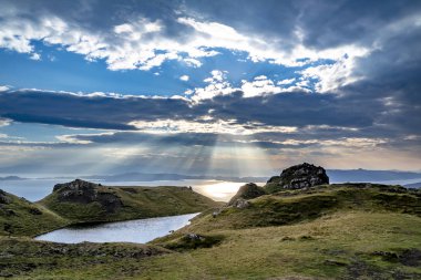 Yaşlı adam Storr Isle of Skye gündoğumu sırasında üzerinde