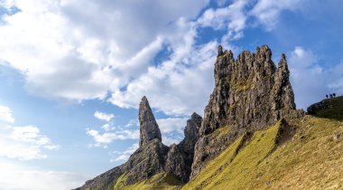 Yaşlı adam Storr Isle of Skye gündoğumu sırasında üzerinde