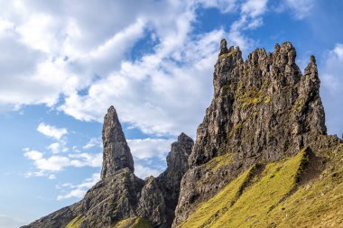 Yaşlı adam Storr Isle of Skye gündoğumu sırasında üzerinde