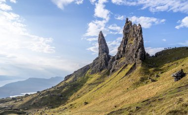 Yaşlı adam Storr Isle of Skye gündoğumu sırasında üzerinde