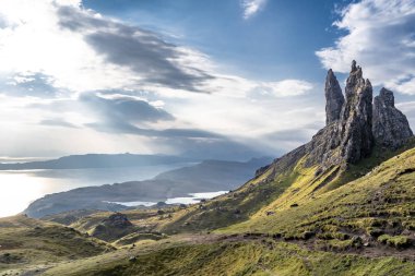 Yaşlı adam Storr Isle of Skye gündoğumu sırasında üzerinde