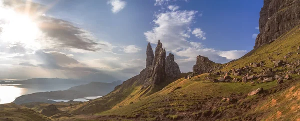 El Viejo de Storr en la Isla de Skye durante el amanecer — Foto de Stock